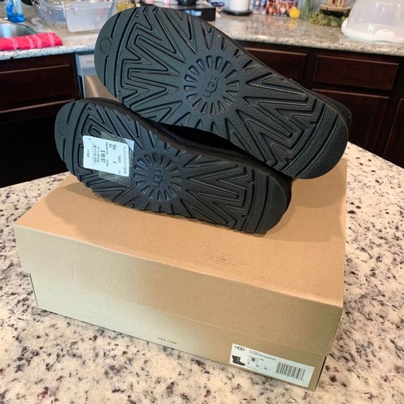 UGG Women’s Classic Short Boots Sequin Stars Black Sz 8 NEW - Picture 4 of 4